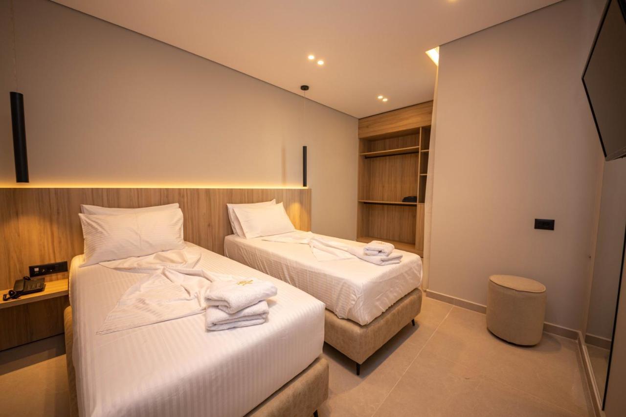 Hotel Portanova Sarandë Exteriör bild